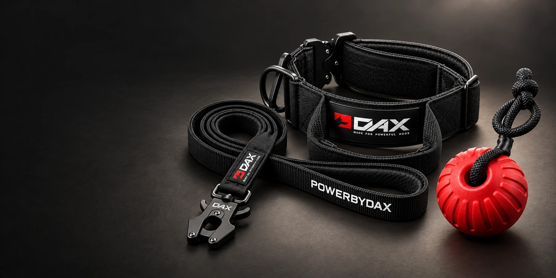 Pack DAX com coleira preta, trela POWERBYDAX e bola vermelha sobre um fundo escuro.
